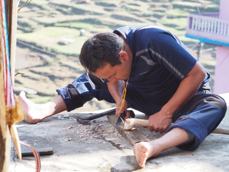 Karma now has the tools at his disposal to complete the bear's head on the top of his stick! The khukuri knife is generally the tool of choice for most jobs.&nbsp;