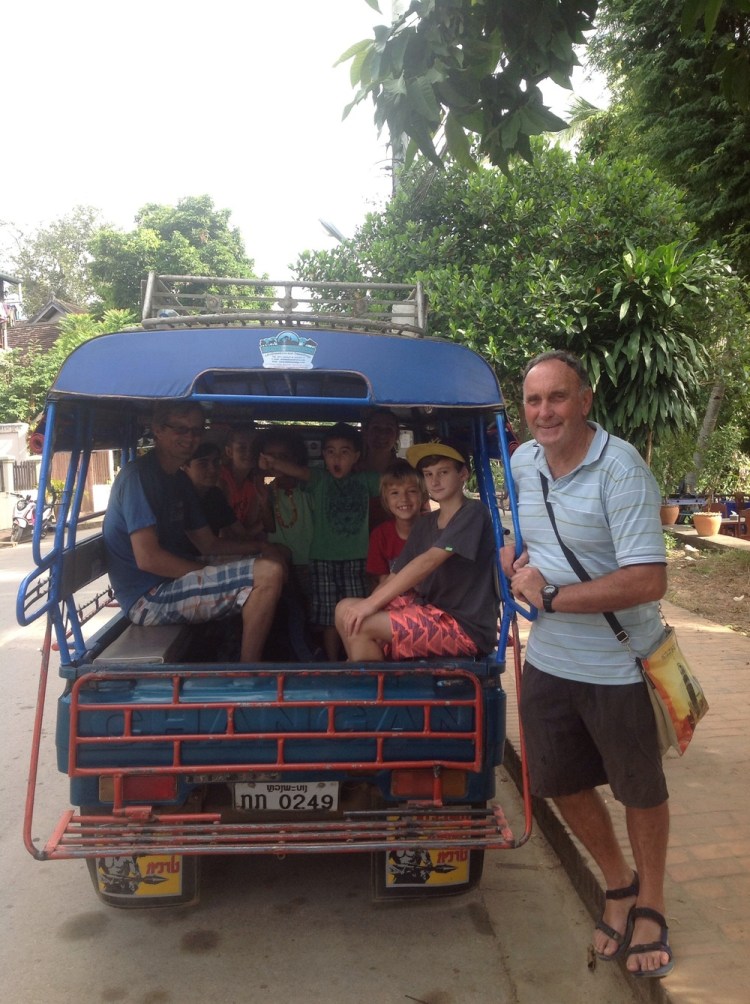 We head out to the river with our Ozzie friends to do a bit of tubing!