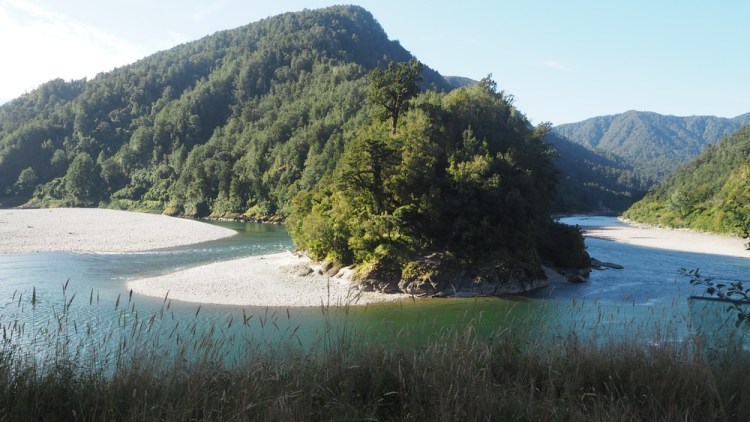 We turn the corner and head inland towards Murchinson