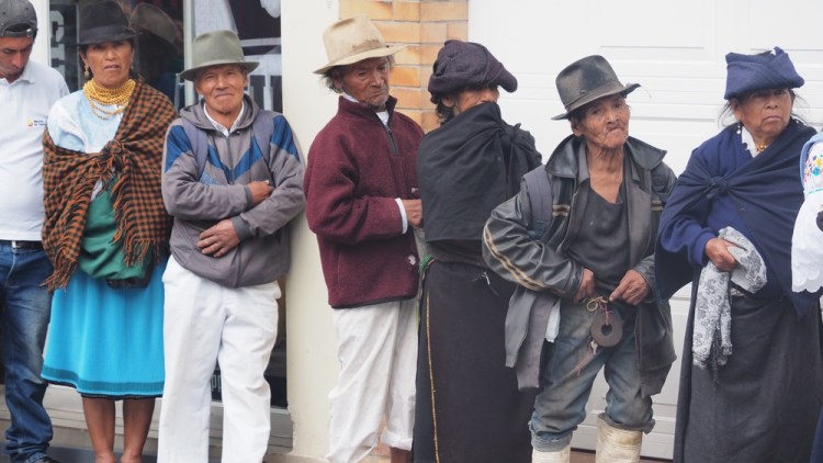 The queue for some government office in downtown Otavalo