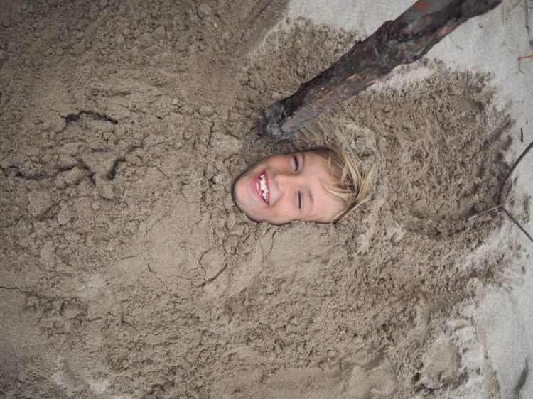 Mummy buries Gabriel in sand